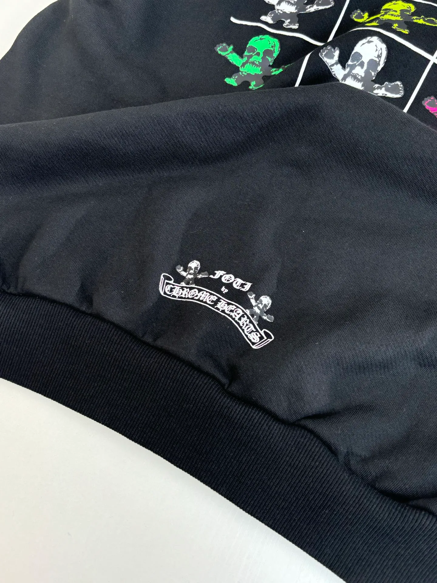 P426 Chrome Heart*/Chrome Heart Jiugongge skull hooded zipper sweatshirt is made of high-quality cotton fabric, soft and skin-friendly, and has good breathability. The overall color is classic black, which sets a low-key and versatile style tone. The simple print pattern on the left chest on the front includes letters and cartoon skull images. The design is simple but highly recognizable, showing an uninhibited personality and attitude. Size: S/M/L/XL
